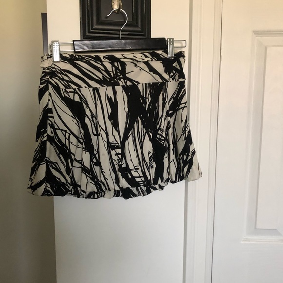 🦋2/$30 Marciano Silk Bubble Mini Skirt - Picture 2 of 2